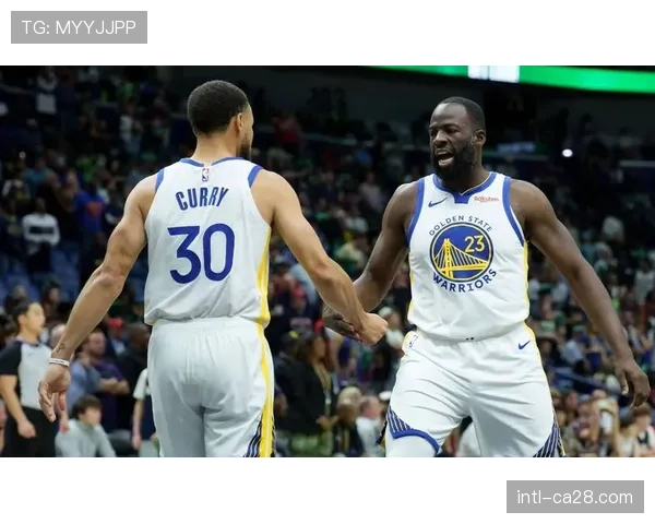 特写：勇士队格林在第四节的一次全力冲刺回防，其瞬间速度达到本赛季个人峰值